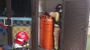 Bomberos verifica un posible escape de gas en un local del Condado