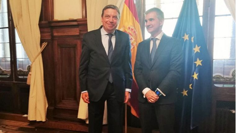 El consejero de Agua, Agricultura, Ganadería y Pesca, Miguel Ángel del Amor durante la reunión mantenida esta mañana con el ministro Luis Planas