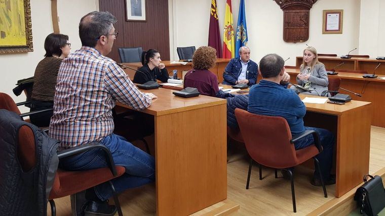 La alcaldesa, reunida con representas políticos locales en el inicio de la pandemia