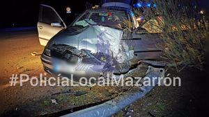 FOT. Un coche a la fuga se estrella contra una farola en Condado