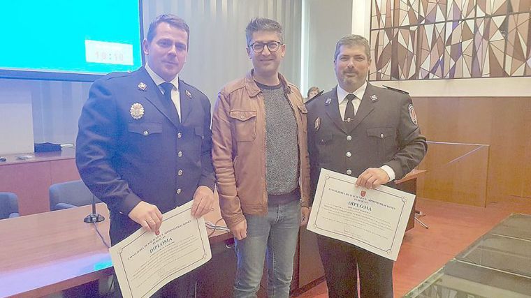 El concejal de Policía, Felipe García, con los dos policías que han finalizado el curso.