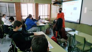 FOT. 300 alumnos de Alhama reciben charlas de orientación