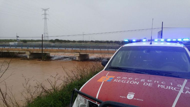 Un vehículo de los servicios de Emergencias de la Comunidad Autónoma, durante un episodio de fuertes lluvias