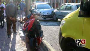 VÍDEO Accidente de dos turismos y una moto en el centro de Alhama