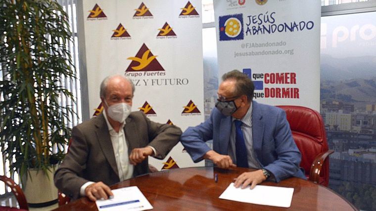 Grupo Fuertes apoyará la construcción del nuevo edificio de Talleres de Recuperación Personal que la Fundación Jesús Abandonado está construyendo junto a su Centro de Acogida en la carretera de Santa Catalina (Murcia). El holding empresarial aportará financiación para construir el taller de carpintería del nuevo edificio tras el convenio suscrito por el presidente de la Fundación Jesús Abandonado, José Moreno Espinosa, y por el presidente de Grupo Fuertes, Tomás Fuertes.
 
Este espacio, cuyas obras se iniciaron hace unos meses, se va a destinar a la realización de diferentes talleres de recuperación personal destinados a desarrollar las capacidades psicomotrices y creativas de las personas que lo necesitan con el fin de prevenir y mitigar su deterioro mental y físico.
 
Estos talleres contribuirán a la recuperación de la funcionalidad de las personas y les ayudarán a asumir pequeñas responsabilidades y adquirir diversas habilidades sociales. Los monitores de estos talleres, además de guiar la actividad técnica de los usuarios de Jesús Abandonado, actuarán como agentes de apoyo al trabajo que realiza el equipo de psicólogos y trabajadores sociales con estas personas. El edificio de Talleres de Recuperación Personal contará con tres plantas que albergarán un almacén, un horno de trabajo, sala multiusos, zona de pintura, zona de esmaltado, sala común, biblioteca, salón comedor, cocina, capilla y terraza. Además, las plantas superiores contarán con diez habitaciones para los usuarios y seis despachos para los trabajadores de la Fundación. 
 
Más de 400 voluntarios y profesionales por la recuperación personal e integral
 
Jesús Abandonado atiende a las personas en situación de exclusión social o en riesgo de estarlo de una manera individualizada, continuada e integral a través de un equipo multidisciplinar formado por más 400 voluntarios y profesionales que incluyen desde trabajadores sociales, educadores, psicólogos, psiquiatras, terapeutas, enfermeros y auxiliares, podólogos, odontólogos o ginecólogos, a formadores, orientadores y prospectores laborales.