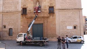 FOTOS Reponen la malla antipalomas en la iglesia San Lázaro