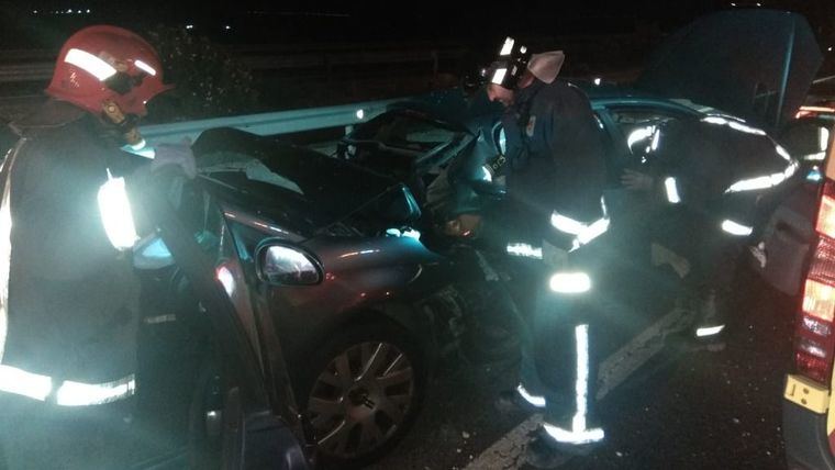 Trabajos de descarcelación realizados por los BomberosCEIS en el accidente de tráfico ocurrido esta pasada noche en Alhama