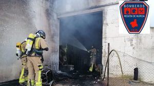 FOT. Apagado el fuego en una empresa de piensos en Alhama