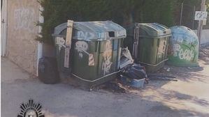 FOT. Sorprendidos haciendo pintadas en un camino de Alhama