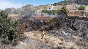 FOT. Apagan el fuego en la sierra del Algarrobo en Mazarrón