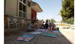 FOTOS Taller de artes plásticas en la piscina de verano