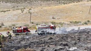 Un coche arde en Mazarrón y quema 4.000 m2 de monte bajo