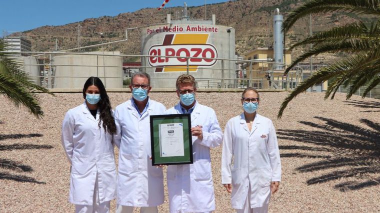 Responsables del área de Medio Ambiente de El Pozo Alimentación, con la certificación obtenida ‘Residuo Cero’ de AENOR.