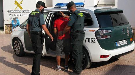 FOT. Pillado in fraganti robando en una casa de campo en Totana