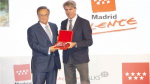 Tomás Fuertes recibe el premio a la Excelencia de la Persona