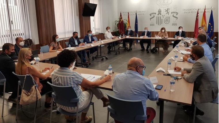 Reunión de los alcaldes de los municipios afectados con responsables de Adif y Renfe en la Delegación del Gobierno