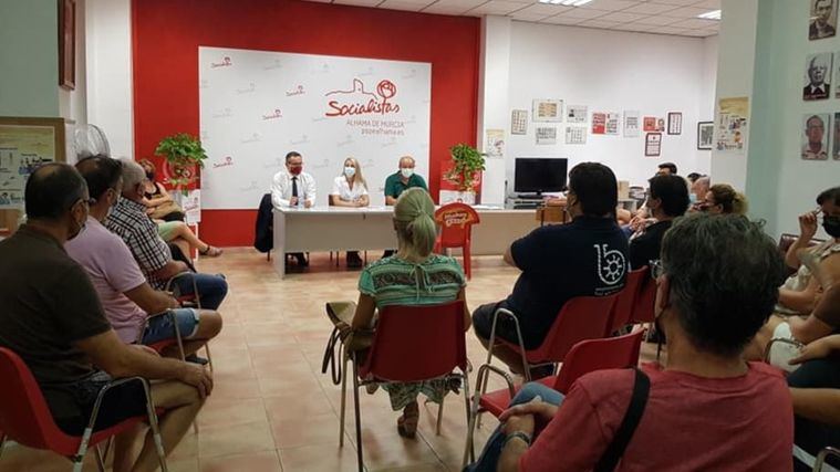 Conesa explica a los socialistas de Alhama su renuncia a la reelección