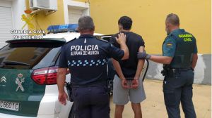 Detenidos dos jóvenes tras atracar una gasolinera en Alhama