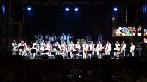VÍD. El centro de Alhama vibra con Los Parrandboleros
