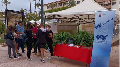 FOT. La Oficina de Empleo Joven de Alhama sale a la calle