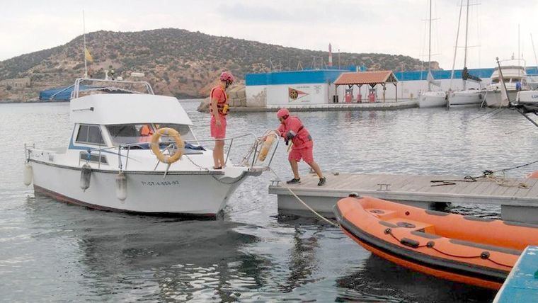Rescatan a tripulantes de una embarcación incendiada en Mazarrón
