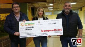 La ganadora de la Compra Reloj recibe sus 1.000 euros