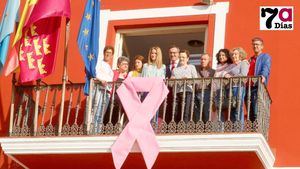 FOTOS El Ayuntamiento luce un lazo de rosa por el Cáncer de Mama