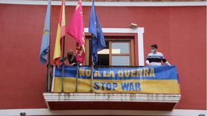 FOTOS El Ayuntamiento, contra la guerra en Ucrania