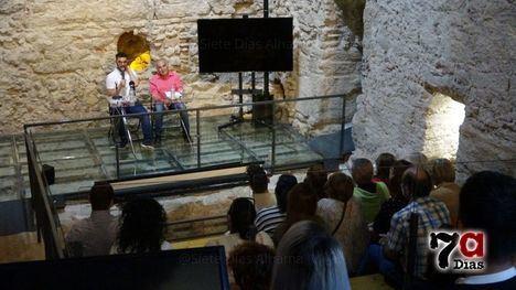 V/F El alhameño Alejandro de la Cruz presenta su primer libro