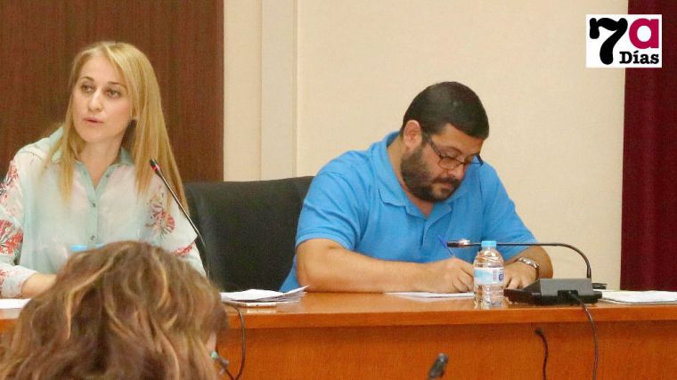 David Ré, en el Pleno de junio, junto a la alcaldesa Mariola Guevara