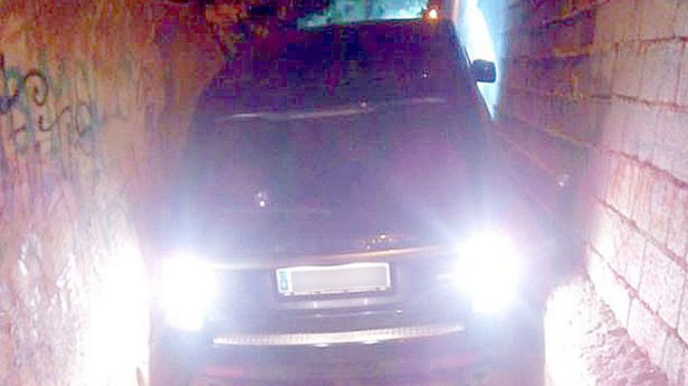 Un todoterreno que huía por Totana, encajado en un callejón de 2 metros