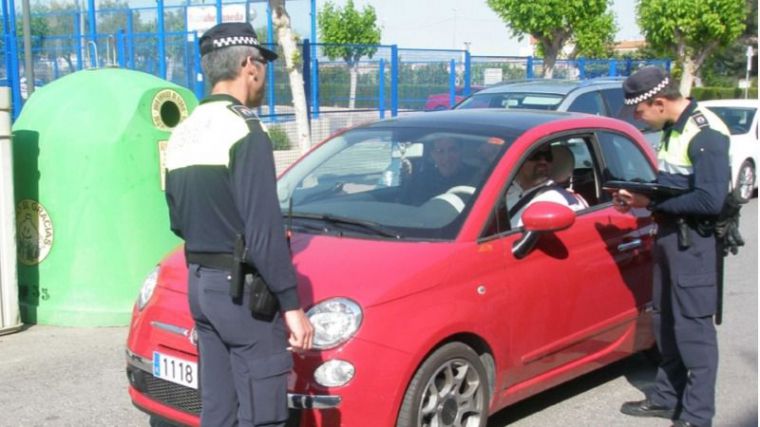 Policías de Alhama se forman en detección de drogas en conductores