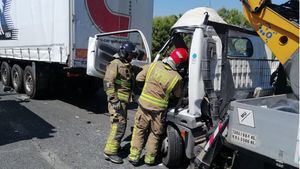 Herido grave un camionero tras un accidente en Alhama