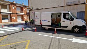 FOT. Repintado de las marcas viales en Alhama