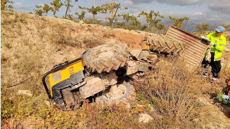 El tractor ha caído por un terraplén