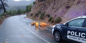 La Policía Local alerta de la presencia de rocas en la carretera a Gebas