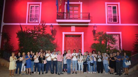 VÍD. El Ayuntamiento se ilumina contra el cáncer de mama