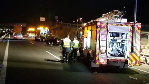 Una mujer, herida al quedar atrapada tras un accidente en la autovía