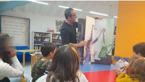 FOT. Cruz Roja lleva a los niños a la Biblioteca