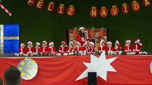 VÍD. El Colegio Azaraque inicia su fiesta de Navidad