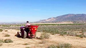 VÍDEO Siembras para la fauna silvestre en la finca La Alcanara