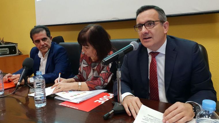 Diego Conesa, junto a Cristina Narbona y José Antonio Serrano