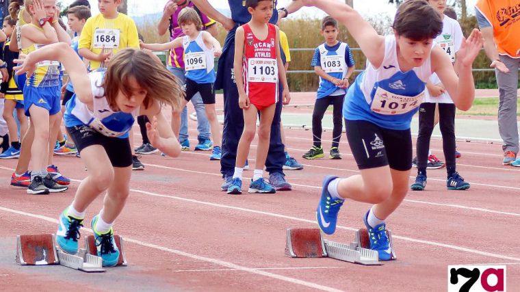 Deportistas del Club Atletismo Alhama, en una competición en el Complejo Deportivo Guadalentín (foto de Archivo)