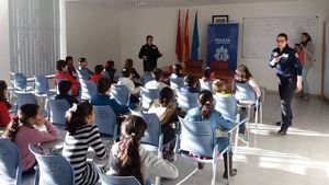 FOTOS Alumnos de 8 y 9 años van a 'clase' de Policía Local de Alhama