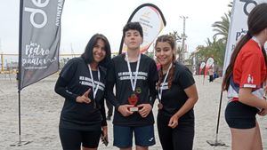 FOT. Plata y bronce en voley playa para el equipo alhameño