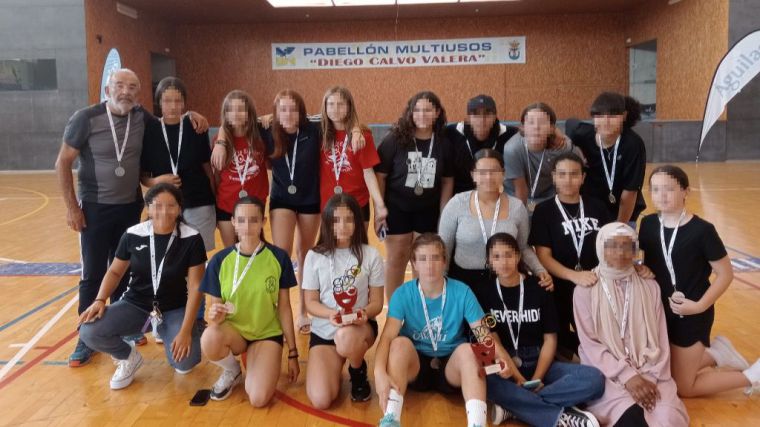 Los equipos femeninos del IES Miguel Hernández, subcampeonas