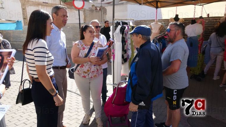 VÍD. La familia popular informa de su proyecto en el mercado semanal