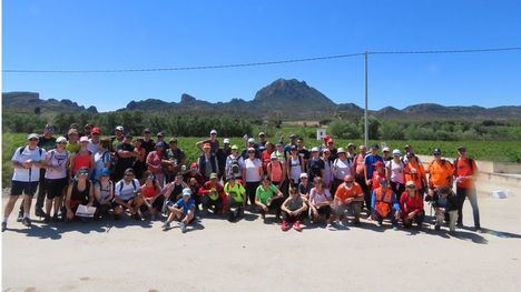 FOT. Casi 60 senderistas disfrutan de la ruta por Cieza