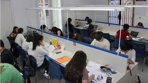 FOT. Más de 250 estudiantes solicitan la tarjeta de la Sala de Estudio