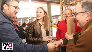 VÍDEO/FOTOS El PSOE felicita la Navidad con rosas en el Mercado